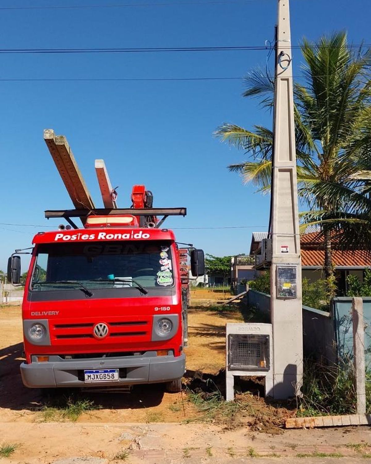 Poste padrão posicionado com caixa e mureta