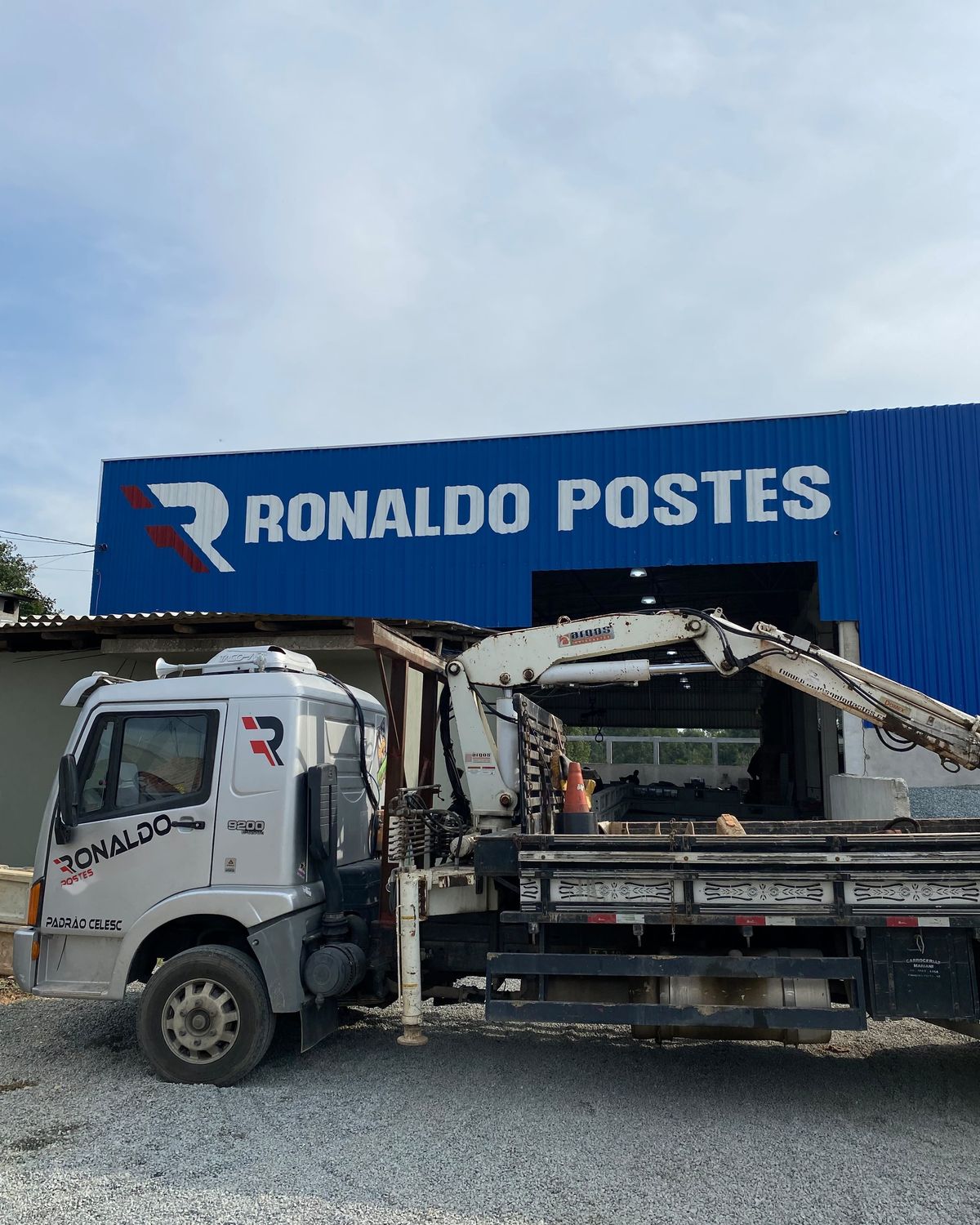 Frente da fábrica da Ronaldo Postes em Barra Velha, com caminhão munck