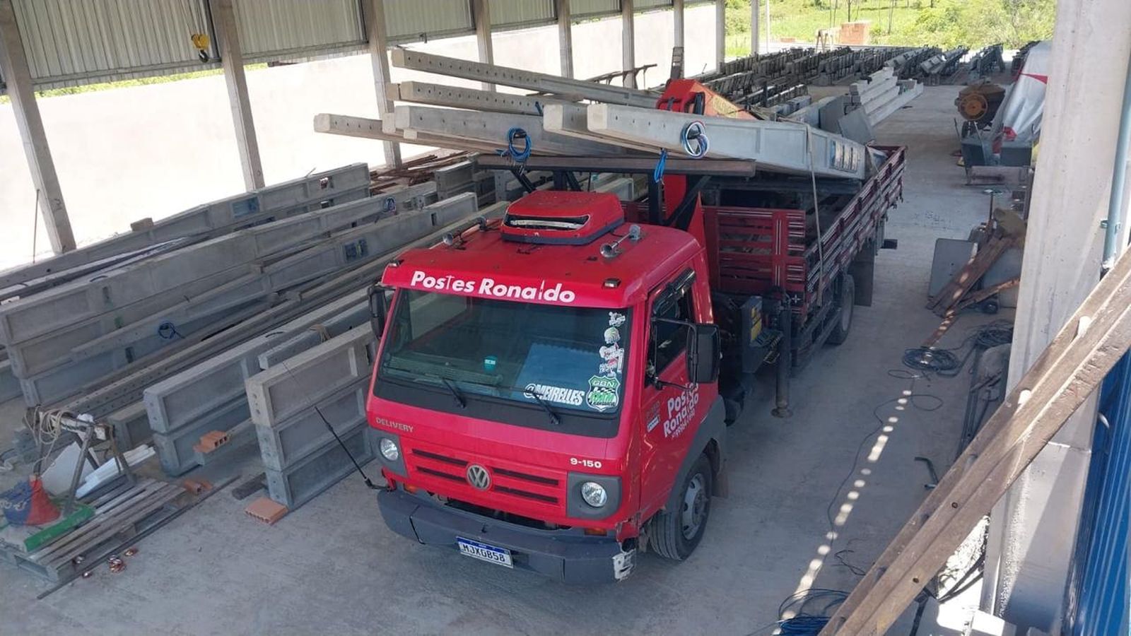 Pátio e galpão da fábrica da Ronaldo Postes