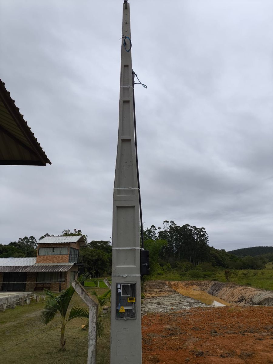 Poste padrão posicionado em propriedade rural