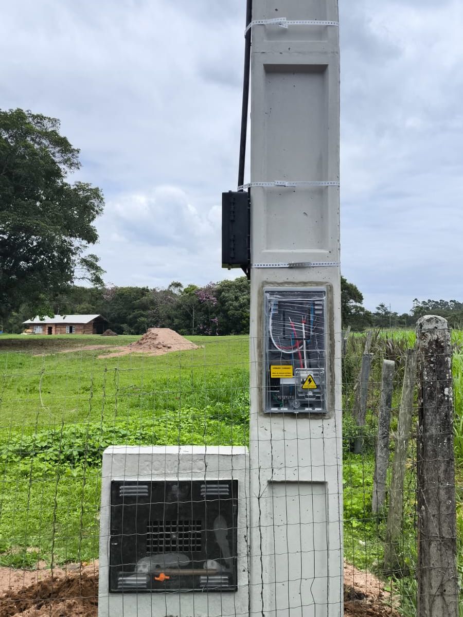 Kit poste padrão com mureta de água instalado em propriedade rural