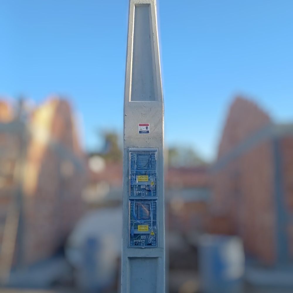 Poste com duas caixas monofásicas