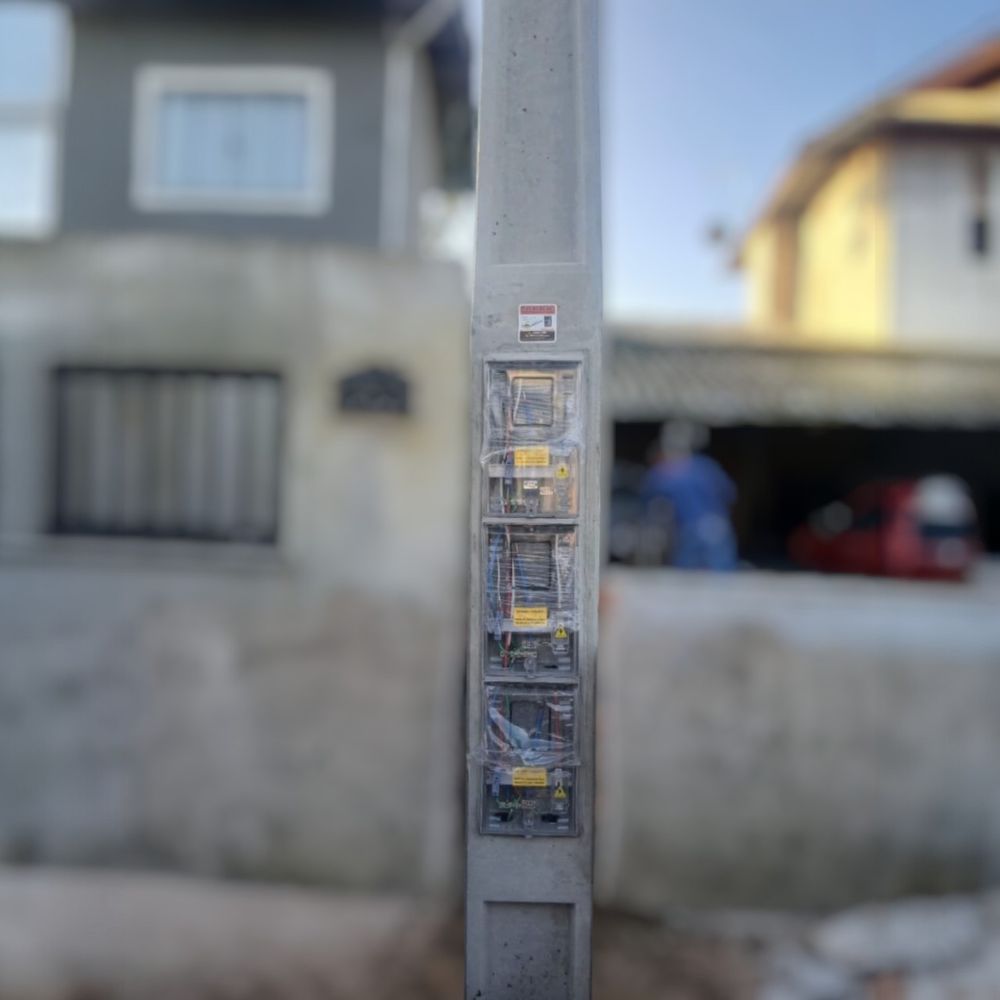 Poste com três caixas monofásicas