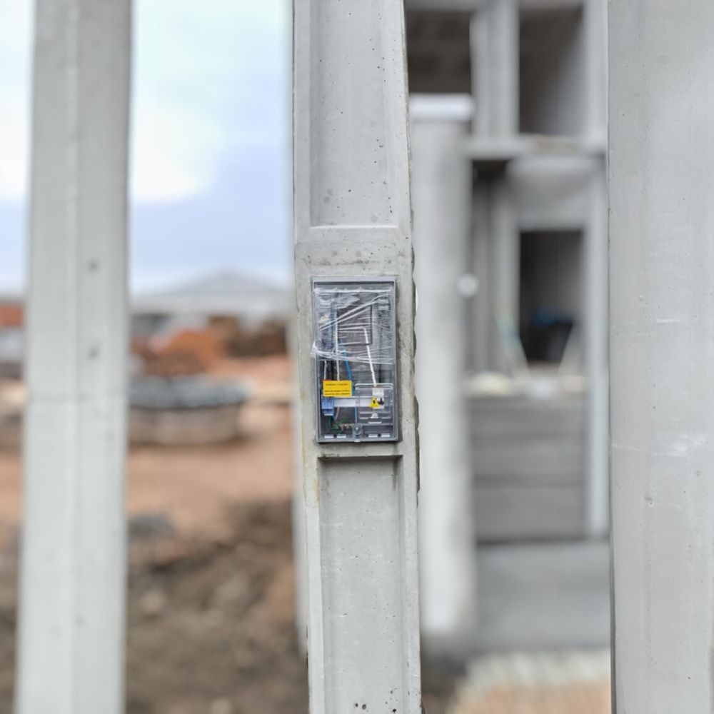 Poste padrão Celesc com uma caixa bifásica