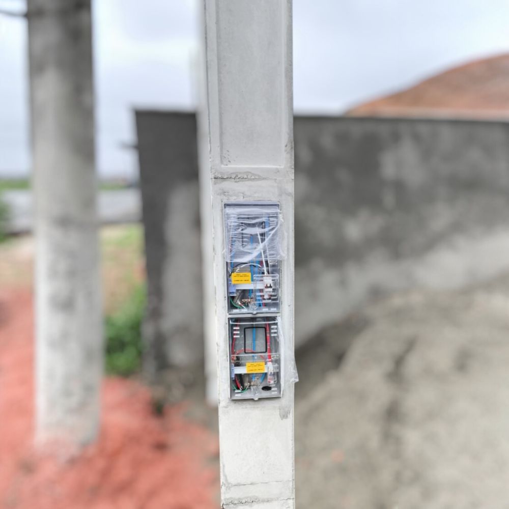 Poste com caixa bifásica e monofásica