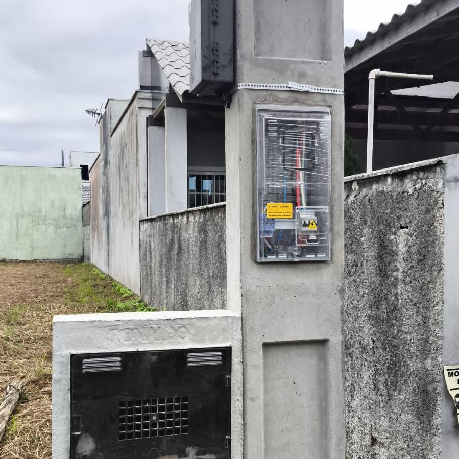 Poste padrão Celesc com uma caixa monofásica instalado