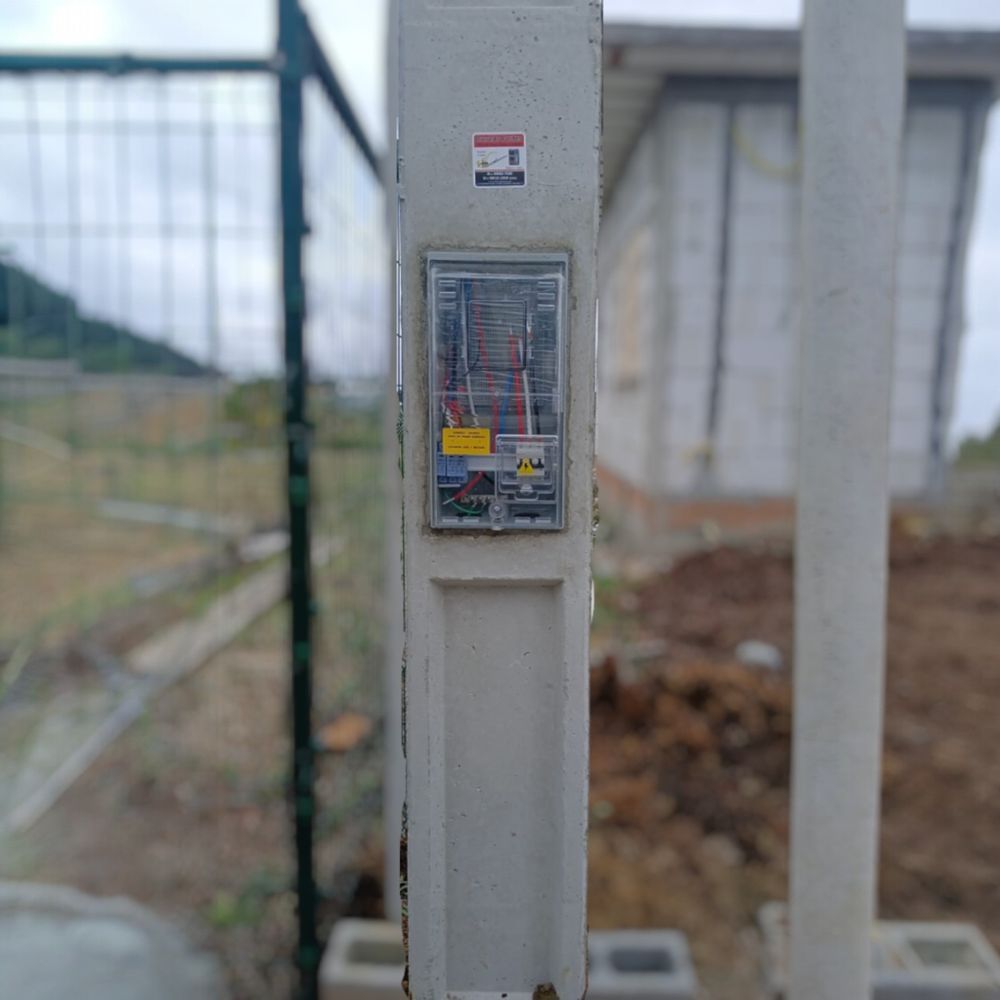 Poste padrão Celesc com uma caixa trifásica